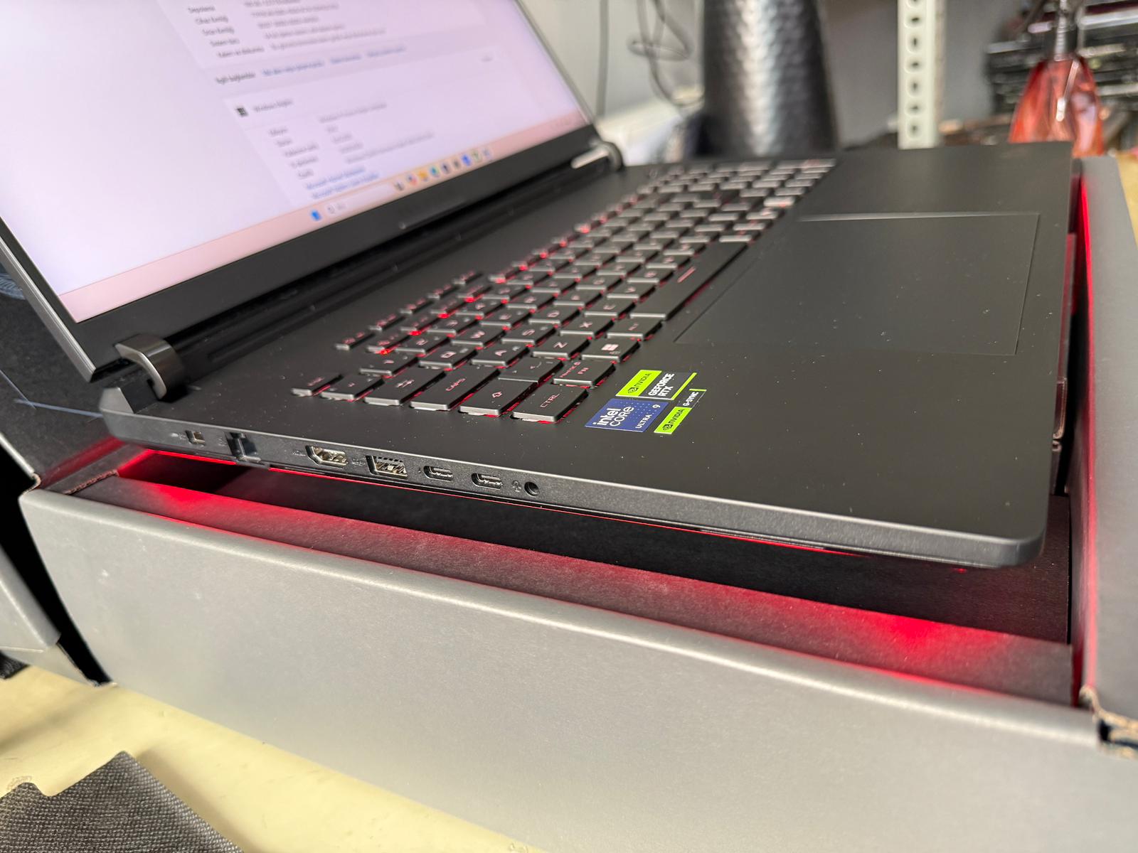 Asus ROG Strix Scar 18 G835LX-SA152W Laptop - SIFIR KUTUSUNDA